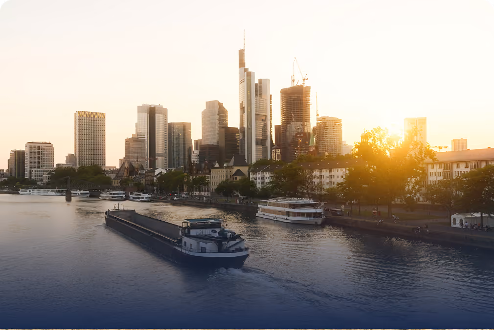 Skyline von Frankfurt am Main in der Abenddämmerung